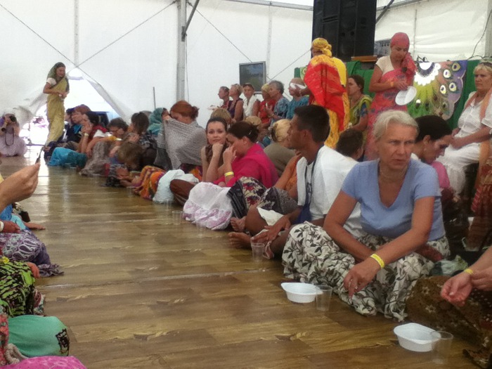 Бхакти-Сангама — раздача прасада Бхакти-Сангама — раздача прасада