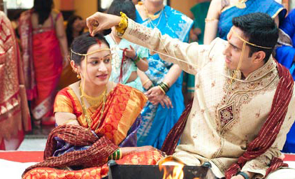 Жених наносит синдур на пробор невесты