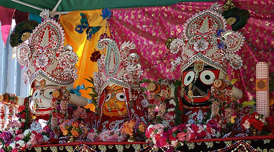 Божества храма Джаганатхи в Пури Божества храма Джаганатхи в Пури