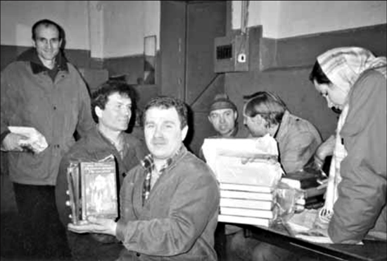 Матаджи Туласи Манджари, 1995 год - распространение книг на заводе