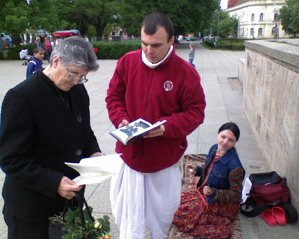 Е.М. Радха Говинда прабху — санкиртана — распространение духовной литературы