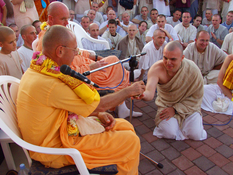 Е.М. Радха Говинда прабху получает вторую инициацию