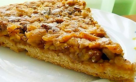 Банановый пирог с яблоками и грецкими орехами