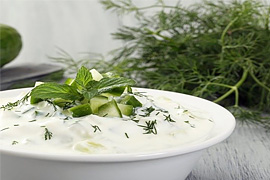 Йогурт с огурцами и зеленью