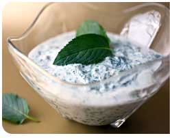 Рубленый шпинат в йогурте