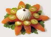 Вегетарианские украшения блюд: цветочек из помидора, оливок и сметаны