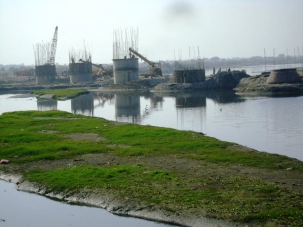 Возведение опорных колон моста во Вриндаване