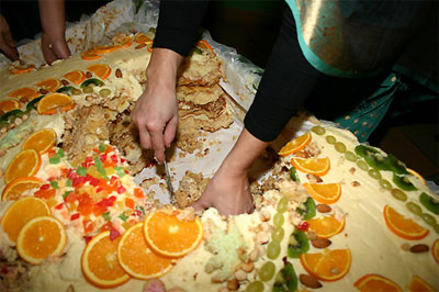 По закінченні програми торт розрізали