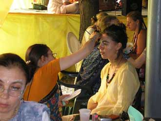 Гопидотс - изящные рисунки на лице, которые 5.000 лет тому назад украшали гопи Вриндавана - пользовались особой популярностью и у современных девушек.