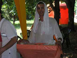 Около 10 преданных распространяли прасад по всему Полю. 