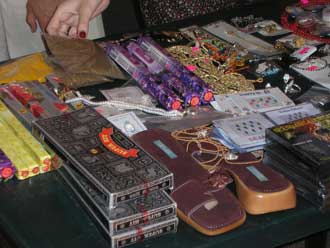 Все желающие могли приобрести одежду, украшения и вайшнавскую атрибутику.